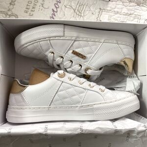 White leather Guess sneakers